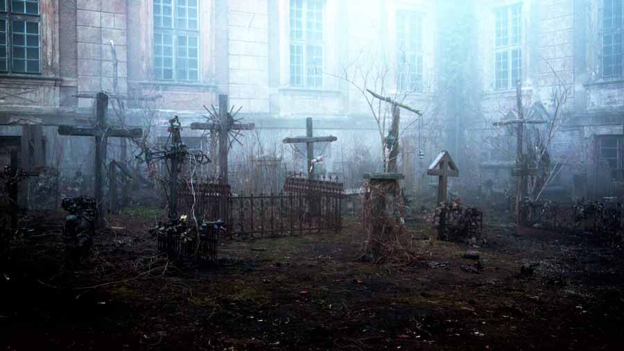 Hellhole (2022) – Review | Netflix Horror Movie
